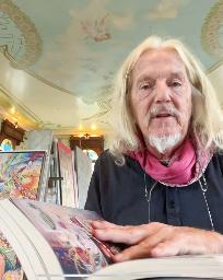 　スイスのアトリエからオンラインで取材に応じる贋作家ウォルフガング・ベルトラッキ氏（共同）