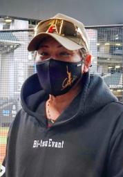 　来季続投が決まり、取材に応じる日本ハム・新庄監督＝エスコンフィールド