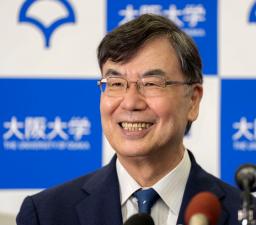 　ノーベル生理学・医学賞の受賞が決まり、笑顔で記者会見する大阪大の坂口志文特任教授＝６日午後８時２７分、大阪府吹田市