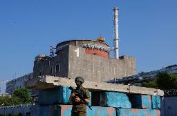 　ザポリージャ原発周辺で警備に当たるロシア側要員＝２０２３年６月、ウクライナ南部ザポリージャ州（ロイター＝共同）