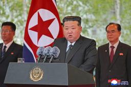 　平壌総合病院の完工式に臨む北朝鮮の金正恩朝鮮労働党総書記（中央）＝６日、平壌（朝鮮中央通信＝共同）