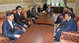 　会談に臨む野党の国対委員長ら＝７日午前、国会