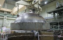 　浜岡原発１号機で取り外された、原子炉圧力容器のふた＝７日午前、静岡県御前崎市（中部電力提供）