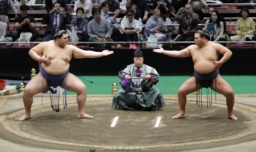 　「百周年場所　古式大相撲と現代大相撲」で「三段構え」を披露する大の里（左）と豊昇龍の両横綱＝７日、東京・両国国技館