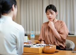 　囲碁の第４４期女流本因坊戦５番勝負の第２局で星合志保四段（手前）に敗れた藤沢里菜本因坊＝７日午後、日本棋院