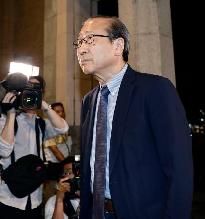 　ノーベル化学賞の受賞が決まり、記者会見場に向かう京都大の北川進氏＝８日午後７時３４分、京都市左京区