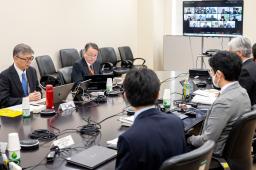 　地震調査委員会であいさつする平田直委員長（左から２人目）＝９日午後、東京都千代田区