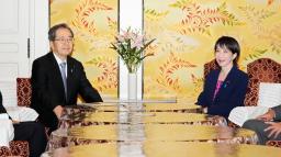 　会談に臨む自民党の高市総裁（右）と公明党の斉藤代表＝１０日午後、国会