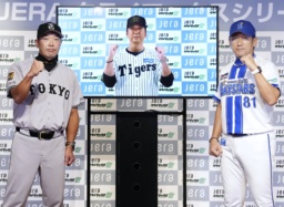 　記者会見後、フォトセッションでポーズを決める巨人の阿部監督（左）、ＤｅＮＡの三浦監督（右）とリモート登壇の阪神・藤川監督＝１０日、横浜スタジアム