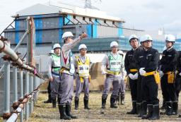 　電源開発大間原発を現地調査する原子力規制委の杉山智之委員（右から２人目）ら＝１０日午後、青森県大間町