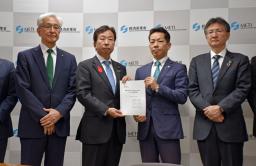 　経産省の大串正樹副大臣（中央左）に要望書を手渡す新潟県小千谷市の宮崎悦男市長（同右）ら＝１０日午後、経産省