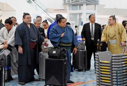 　大相撲ロンドン公演に向けて出発する安青錦（右端）ら＝１１日、羽田空港