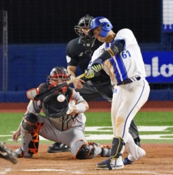 　１１回ＤｅＮＡ２死一、三塁、蝦名が左前にサヨナラ打を放つ。捕手大城卓＝横浜