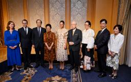 　スウェーデン大使館主催の行事で写真に納まる（左から）駐日スウェーデン大使、（１人おいて）北川進京都大特別教授、高円宮妃久子さま、ビクトリア皇太子、野依良治氏、（１人おいて）坂口志文大阪大特任教授、妻の教子さん＝１３日午後、東京都内のホテル