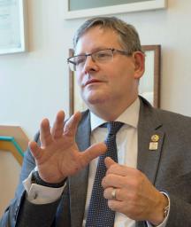 　手話を使い取材に応じる、聴覚障害者の国際スポーツ大会「デフリンピック」を主催する国際ろう者スポーツ委員会（ＩＣＳＤ）のアダム・コーサ会長＝ブダペスト（共同）