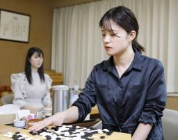 　囲碁の第４４期女流本因坊戦５番勝負の第３局で星合志保四段を破った藤沢里菜女流本因坊＝１４日午後、東京都千代田区の日本棋院