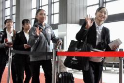 　ジャカルタへ向けて出発する（右から）岡村真、岸里奈、中村遥香、杉原愛子＝１４日、成田空港