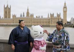 　大相撲公演を前にロンドン市内で、「ハローキティ」と写真に納まる豊昇龍（右）と大の里の両横綱＝１４日（（Ｃ）２０２５　ＳＡＮＲＩＯ　ＣＯ．，ＬＴＤ．、共同）