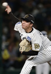 　５回無失点と好投した阪神・村上＝甲子園