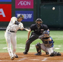 　８回ソフトバンク１死一、二塁、柳田が左越えに決勝の３ランを放つ。捕手田宮＝みずほペイペイドーム
