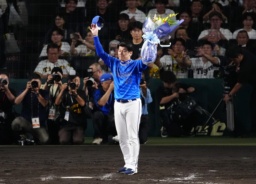 　花束を手に、ファンの声援に応えるＤｅＮＡ・三浦監督＝甲子園