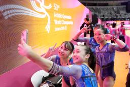 　試合会場での練習を終え、自撮りする杉原愛子（左端）ら＝ジャカルタ（共同）