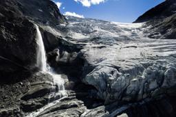 　スイス・トゥルトマンで、氷河から解け出した水＝９月（ロイター＝共同）