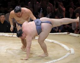 　金峰山（手前）を下す豊昇龍＝ロンドン（共同）