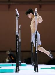 　調整する岡慎之助＝ジャカルタ（共同）