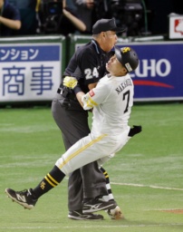 　３回ソフトバンク２死一塁、中村（７）が一ゴロを放ち一塁を駆け抜け塁審と激しく衝突する＝みずほペイペイドーム