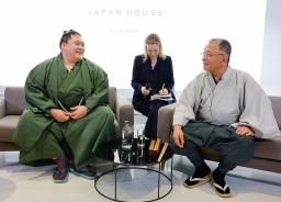 　「ジャパンハウス」でのイベントに出席した王鵬（左）と呼び出しの重夫＝１８日、ロンドン（共同）