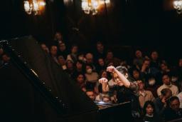 　第１９回ショパン国際ピアノ・コンクールの３次予選で演奏する進藤実優さん＝１５日、ワルシャワ（（Ｃ）Ｗ．Ｇｒｚｅｄｚｉｎｓｋｉ／ＮＩＦＣ提供・共同）