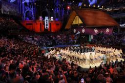 　大相撲ロンドン公演の閉会式で整列する親方と力士ら＝１９日、ロンドンのロイヤル・アルバート・ホール（共同）