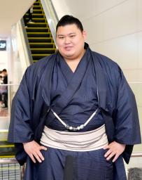 　羽田空港に帰国し、報道陣の取材に答える大の里＝２１日