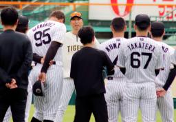　練習前の円陣で話す阪神・藤川監督（左から４人目）＝甲子園