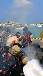 　疎開船が米軍機の攻撃を受けた後の場面の撮影＝１５日、沖縄県石垣市の石垣漁港（石垣市提供）