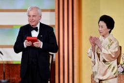 　第３６回高松宮殿下記念世界文化賞の授賞式でメダルを贈られるアンドラーシュ・シフさん（左）＝２２日午後、東京・元赤坂の明治記念館
