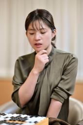 　第４４期女流本因坊戦５番勝負の第４局で星合志保四段に敗れ、対局を振り返る藤沢里菜女流本因坊＝２２日午後、東京都千代田区の日本棋院