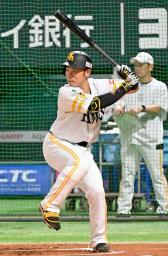 　打撃練習するソフトバンク・近藤＝みずほペイペイドーム