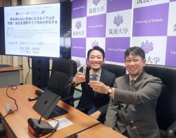 　キイロショウジョウバエを記者会見で紹介する筑波大の丹羽隆介教授（右）ら＝２３日午後、茨城県つくば市