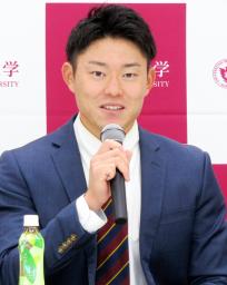 　西武から育成ドラフト６位で指名され、記者会見する上智大の正木悠馬投手＝２４日、東京都千代田区
