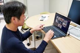 　歯の解析を行うＡＩ開発担当者らとオンラインで訓練を実施する徳島大の高野栄之専門研究員＝２４日午後、徳島市