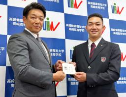 　ロッテのサブロー監督（左）からあいさつを受ける群馬・健大高崎高の石垣元気投手＝２４日、群馬県高崎市