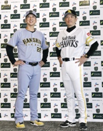 　監督会議を終え、ポーズをとる阪神・藤川監督（左）とソフトバンク・小久保監督＝２４日、みずほペイペイドーム