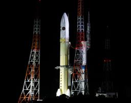 　発射地点に移動するＨ３ロケット７号機＝２５日午後６時２９分、鹿児島県の種子島宇宙センター