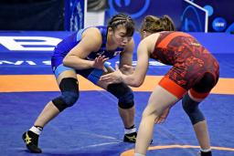 　女子６２キロ級決勝でウクライナ選手（右）と対戦する元木咲良＝ノビサド（共同）