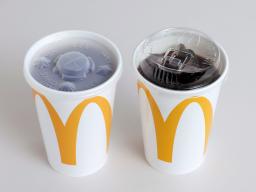 　日本マクドナルドが導入するストローを使わずに飲める新型のふた（右）。左は旧来型のふた