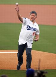 ワールドシリーズ第3戦の始球式を務めるドジャースOBの野茂英雄さん=ロサンゼルス(共同)
