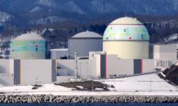 　北海道電力泊原発３号機（右端）＝２００９年２月、北海道泊村