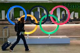 　ミラノ・リナーテ空港に設置された五輪マークのモニュメント＝２０日、ミラノ（共同）